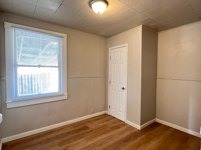 Building Photo - 284 W Pinedale Ave