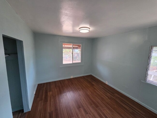 Building Photo - Recently Updated 2 Bedroom 1 Bath Duplex