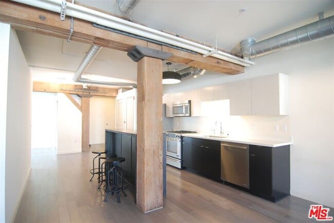 Building Photo - 527 Molino St