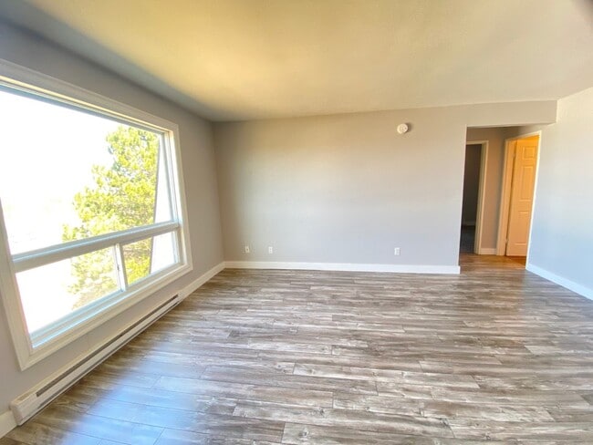 Building Photo - 546 Martha Ave