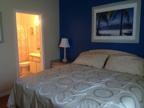 Building Photo - 484 River Oaks Dr