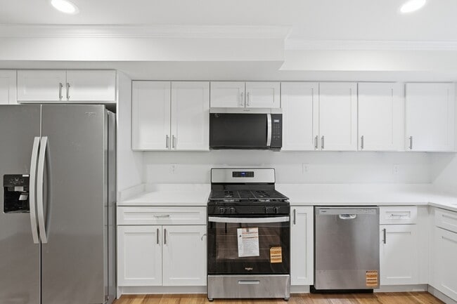 Building Photo - 2212 Cambridge St