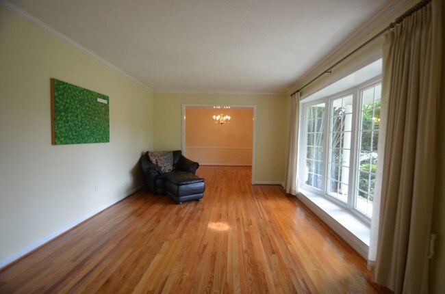 Building Photo - 653 Pawley Rd