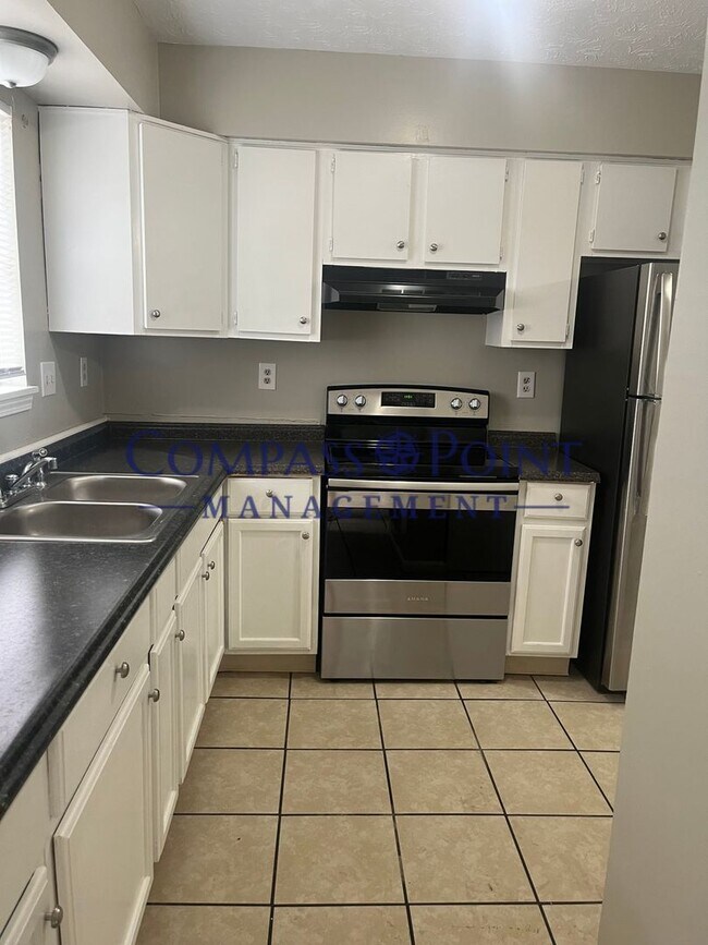 Foto del edificio - Your New 2 Story- Duplex Awaits!