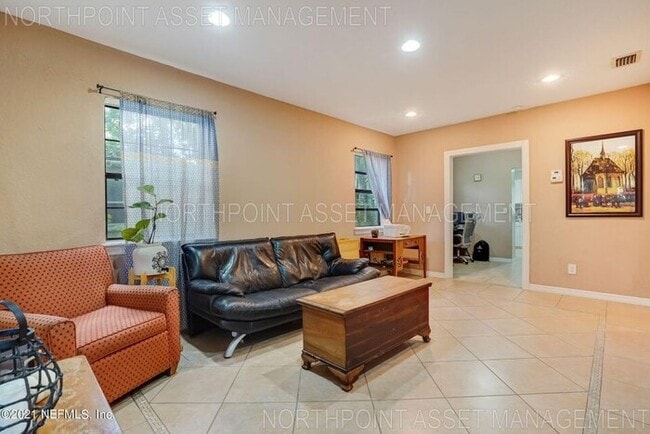 Building Photo - Cute 2BR 1BA Home w/ Stainless Kitchen • Fenced Yard in Jacksonville