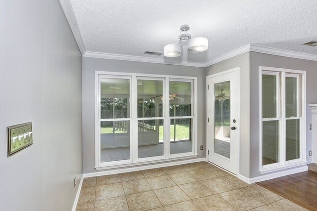 Building Photo - 3/2 With Sun-Room and Large Backyard!