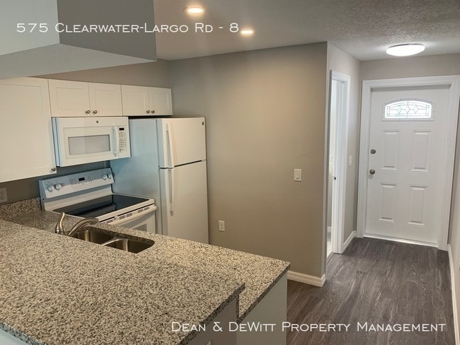 Building Photo - 575 Clearwater Largo Rd