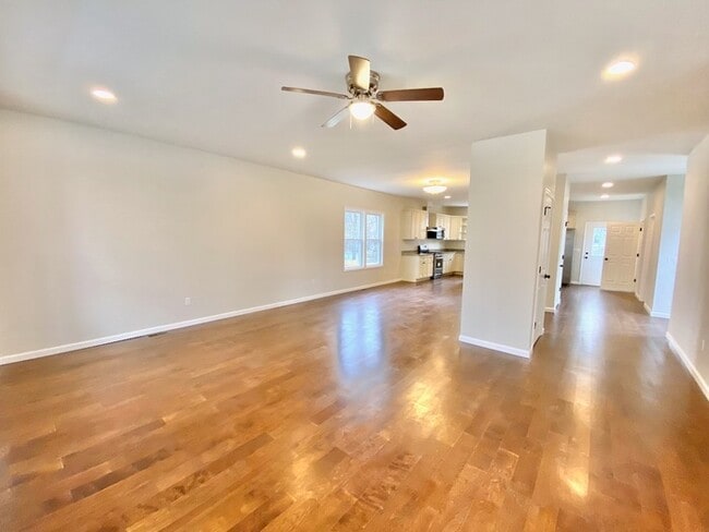 Building Photo - STUNNING Madisonville Home!