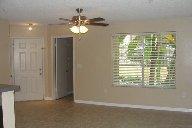 Sala de estar - 629 Dory Ln