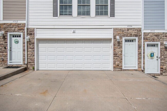 Building Photo - Clean Northwest 2 bed 2 Bath 2 Car Garage ...