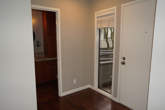 Building Photo - Fabulous SW Portland Waterfront 2 bedroom ...