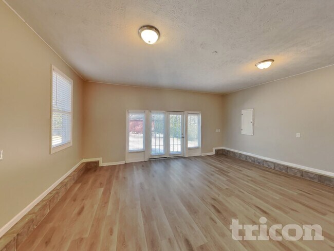 Foto del edificio - 1918 Cross Creek Dr