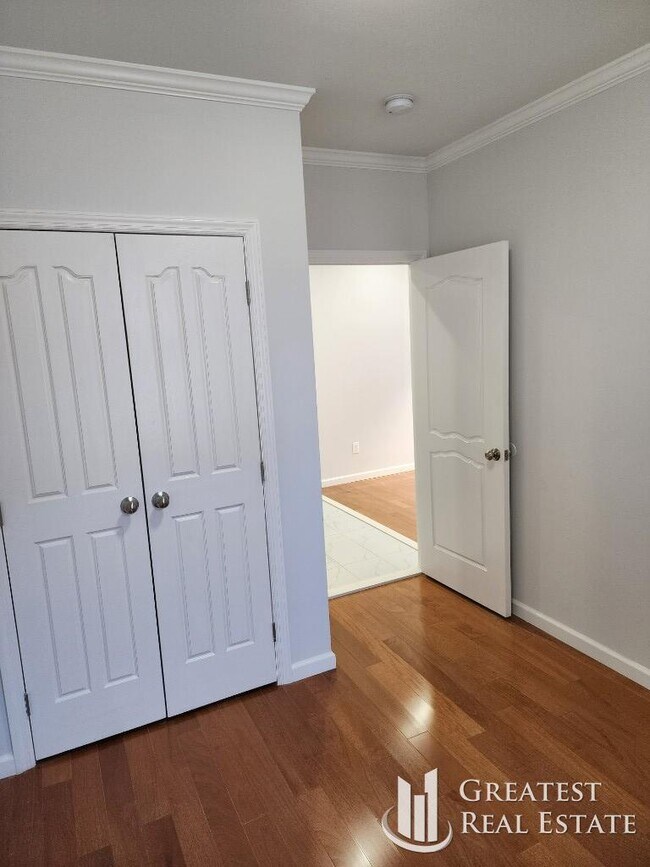 Foto del edificio - 3 bedroom in SOUTH RICHMOND HILL NY 11419