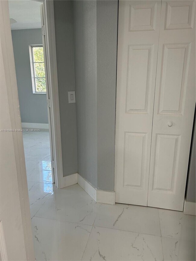 Foto del edificio - 2457 Centergate Dr
