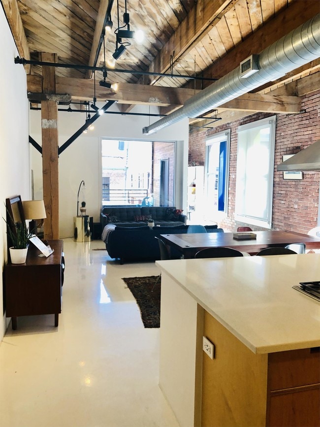 Building Photo - 1803 Wyandotte St