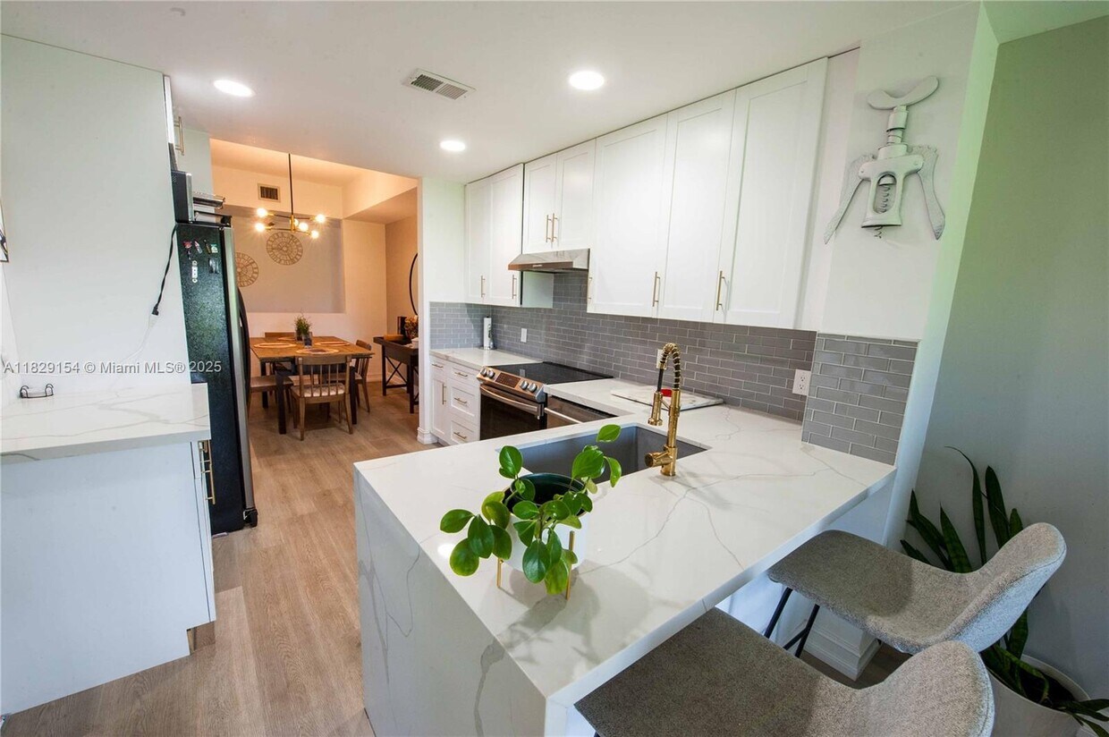 Foto principal - 16301 Malibu Dr