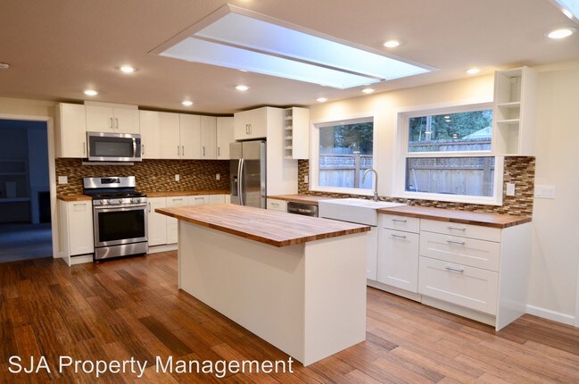Foto del edificio - 831 216th Ave NE