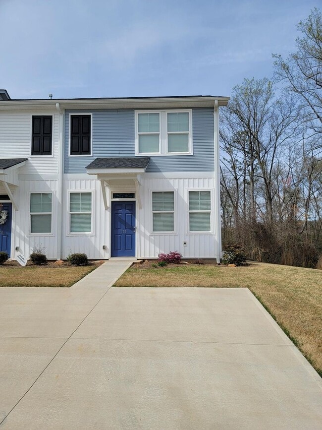 Building Photo - 3 Bed/ 2 full + 2 1/2 baths NEW Boiling Sp...