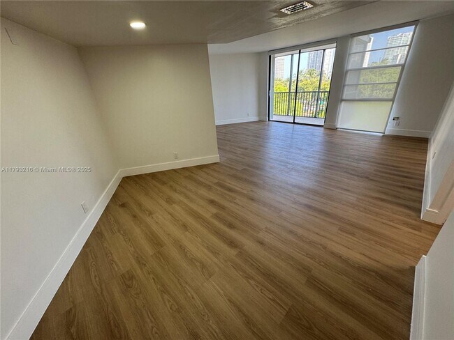 Foto del edificio - 3475 N Country Club Dr