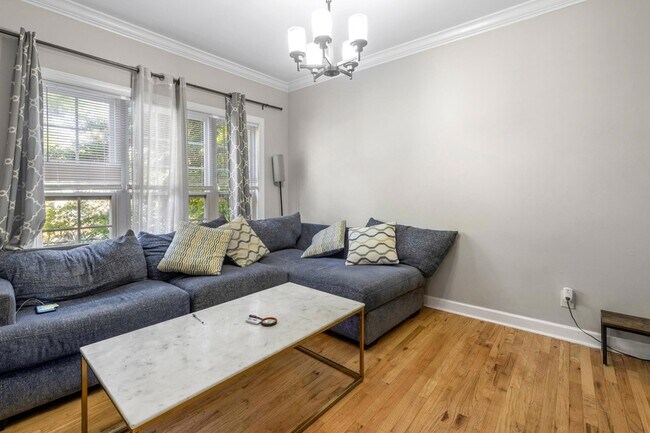 Foto del edificio - 4897 Hampshire Pl
