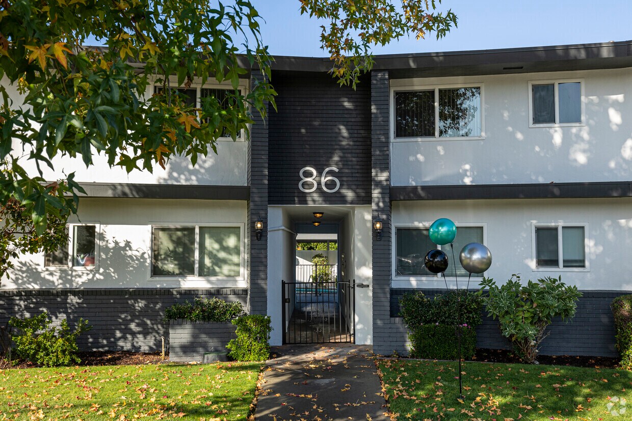 Entrada - 86 Renato Ct