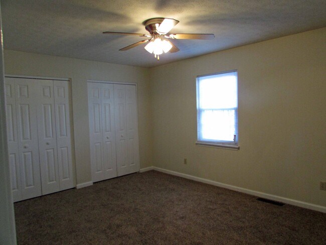 Building Photo - 582 Lost Cir