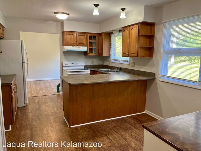 Building Photo - 4 br, 2.5 bath House - 1200 Woodview Dr.