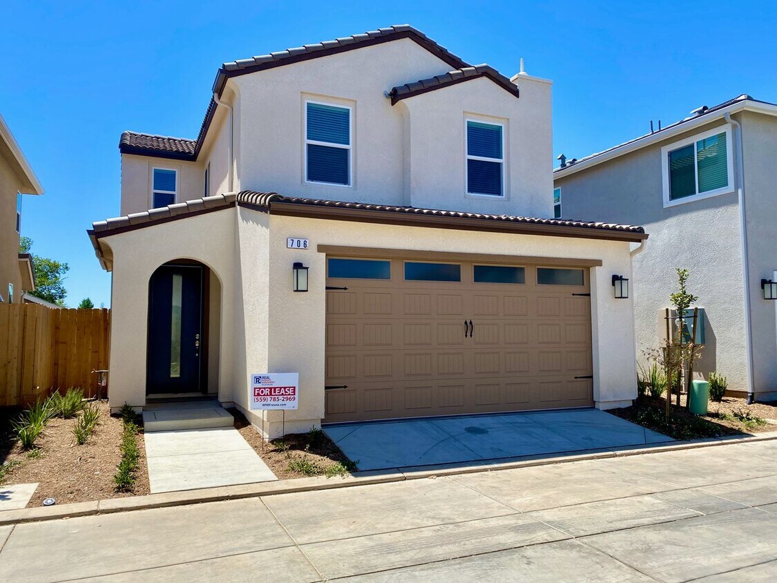 Foto principal - $2,195 Alluvial & Fowler, 3 Bedroom - N. B...