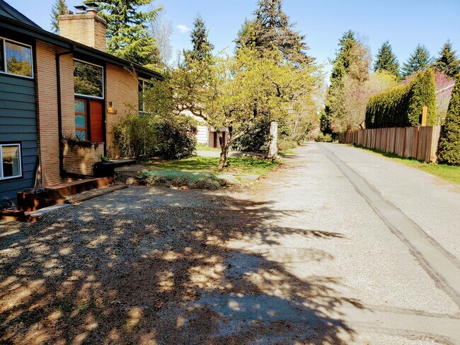 Foto del edificio - 12220 Densmore Ave N