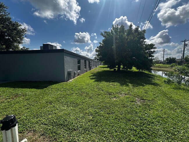 Foto del edificio - 1151 S Loop Blvd