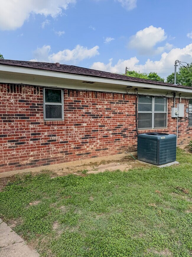 Foto del edificio - 109 Lakeway Dr