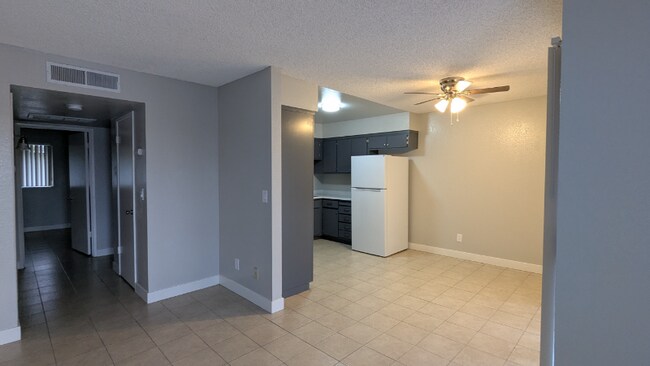 Foto del edificio - 815 N Peach Ave