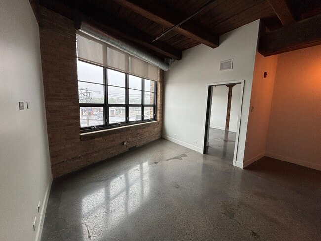 Building Photo - 2061 N Southport Ave