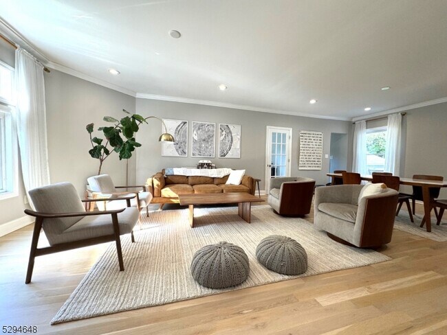 Foto del edificio - 385 Meadowbrook Ln