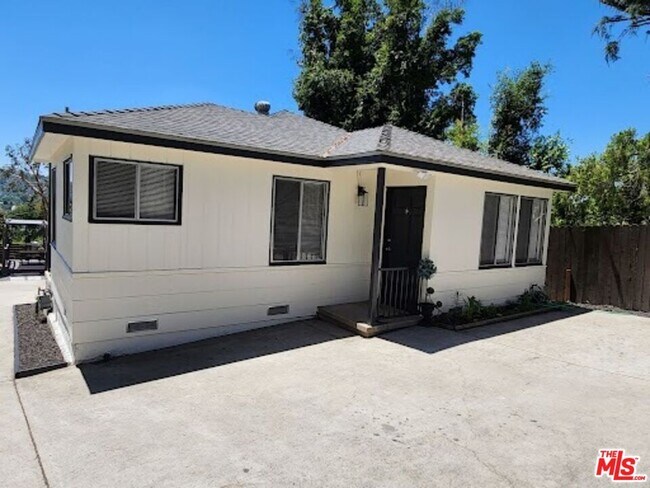 Building Photo - 4952 Coringa Dr