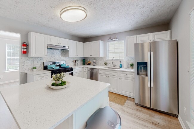 Building Photo - 2995 Rapids Dr
