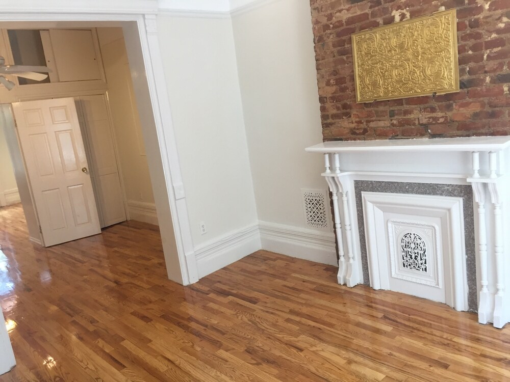 Primary Photo - 464 Quincy St