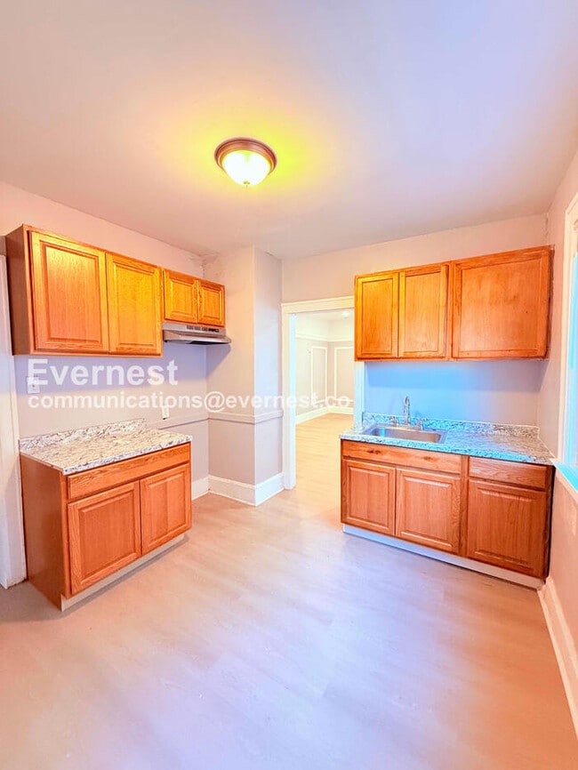 Building Photo - 2302 Hazelwood St