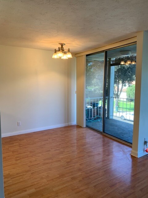 Foto del edificio - 2100 E 2nd St