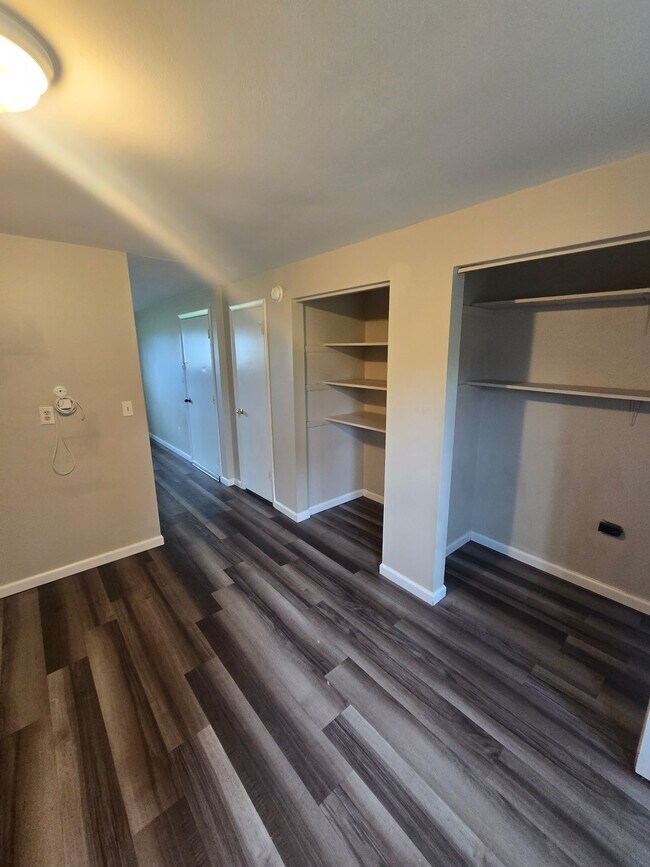 Foto del edificio - 6533-6545 Conway Dr