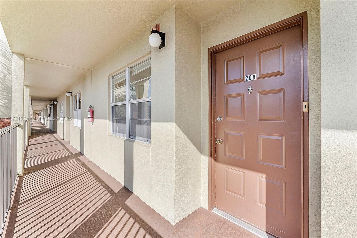 Foto principal - 12901 SW 15th Ct