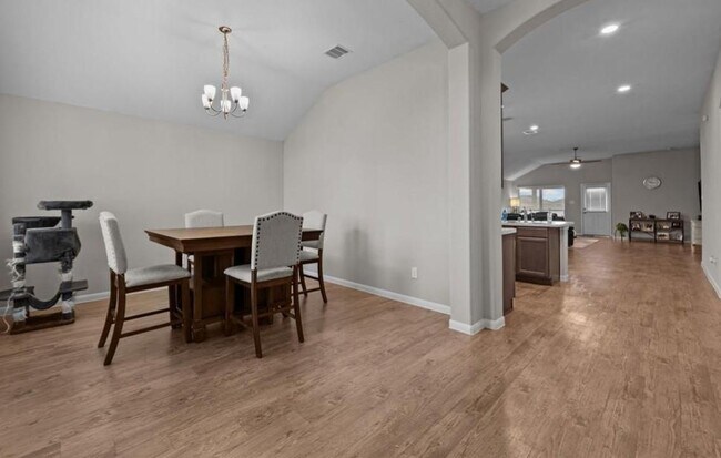 Foto del edificio - 689 Forest Bend Ln