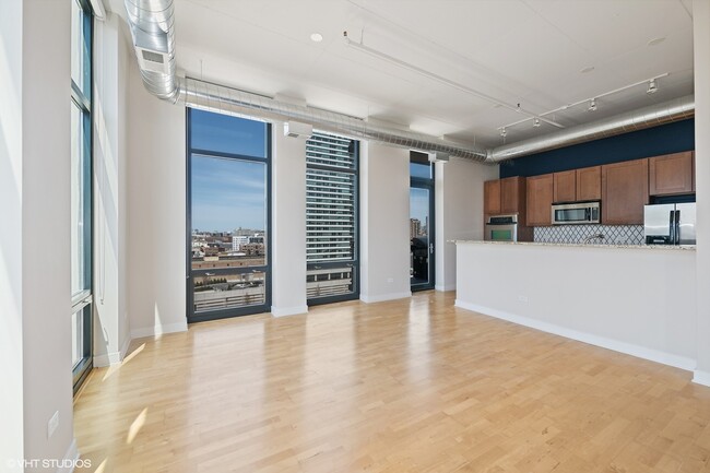 Building Photo - 740 W Fulton St