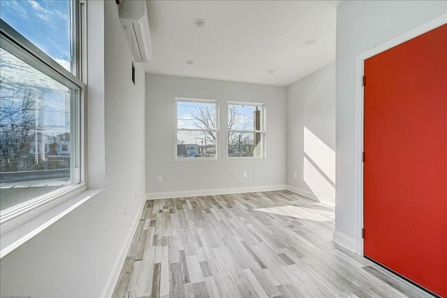 Building Photo - 906 S 51st St
