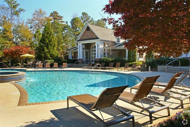 Piscina - Lullwater at Bass | Luxury Apartment Homes Located in Macon, GA