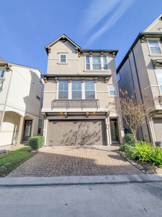 Foto del edificio - A stunning 4-story home perfectly situated in the heart of Spring Branch!