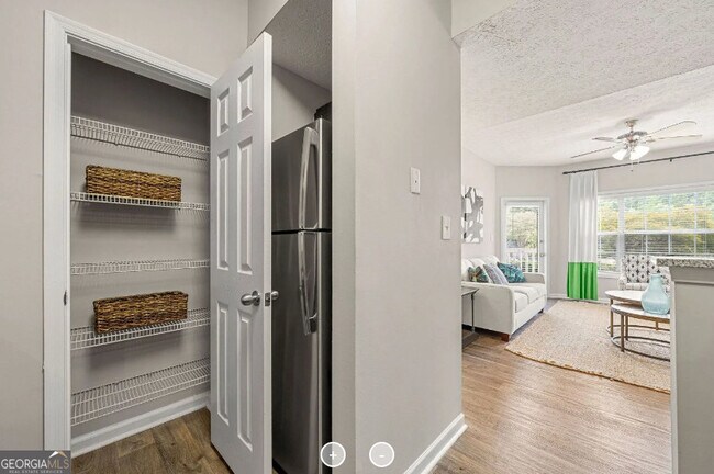 Foto del edificio - 7150 Peachtree Dunwoody Rd NE