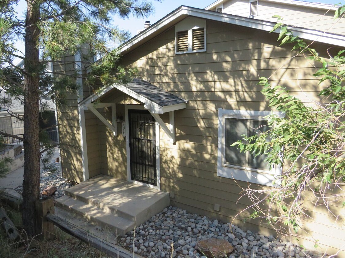 Primary Photo - Cute, centrally located townhouse