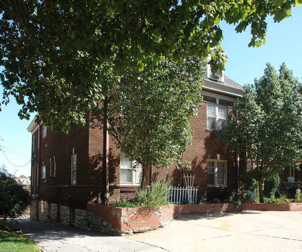 Primary Photo - 5009-5011 Grand Ave