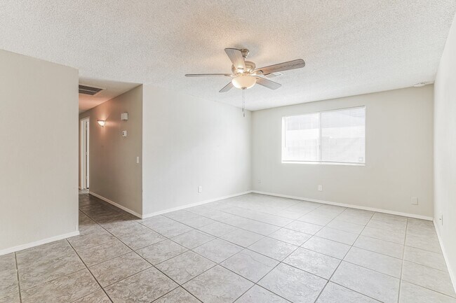 Building Photo - 1616 W Los Arboles Pl